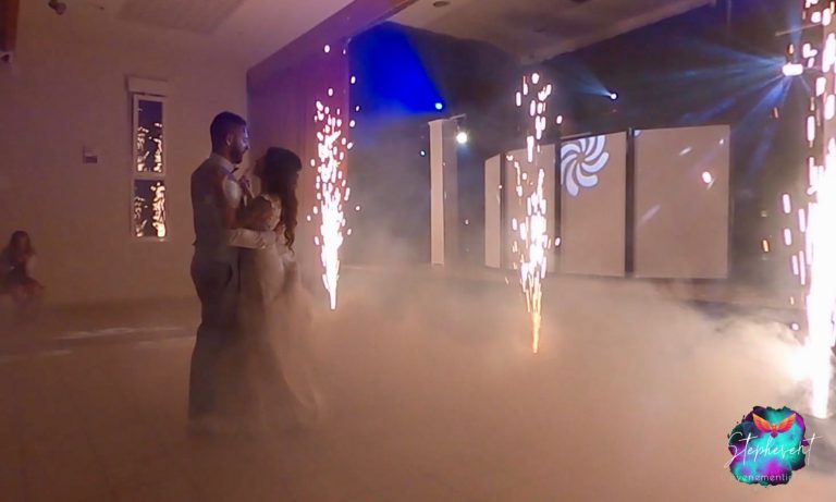 Entrée des mariés avec étincelles froides, mariage en Auvergne