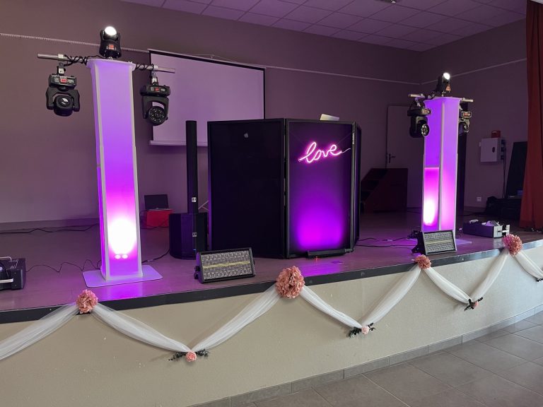 Cabine DJ éclairée pour une soirée dansante
