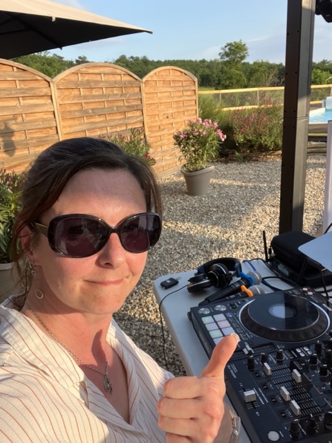 Stéphanie, DJ et animatrice Stephevent63, aux platines