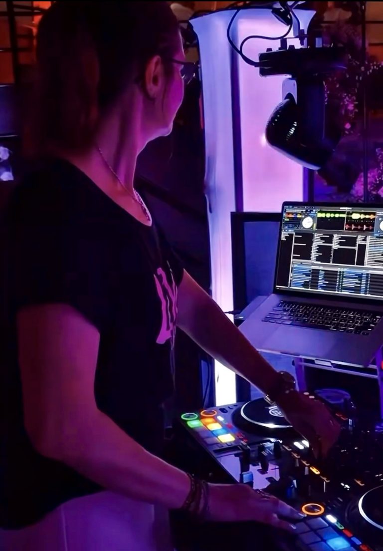Stéphanie, DJ animatrice Stephevent63, aux platines