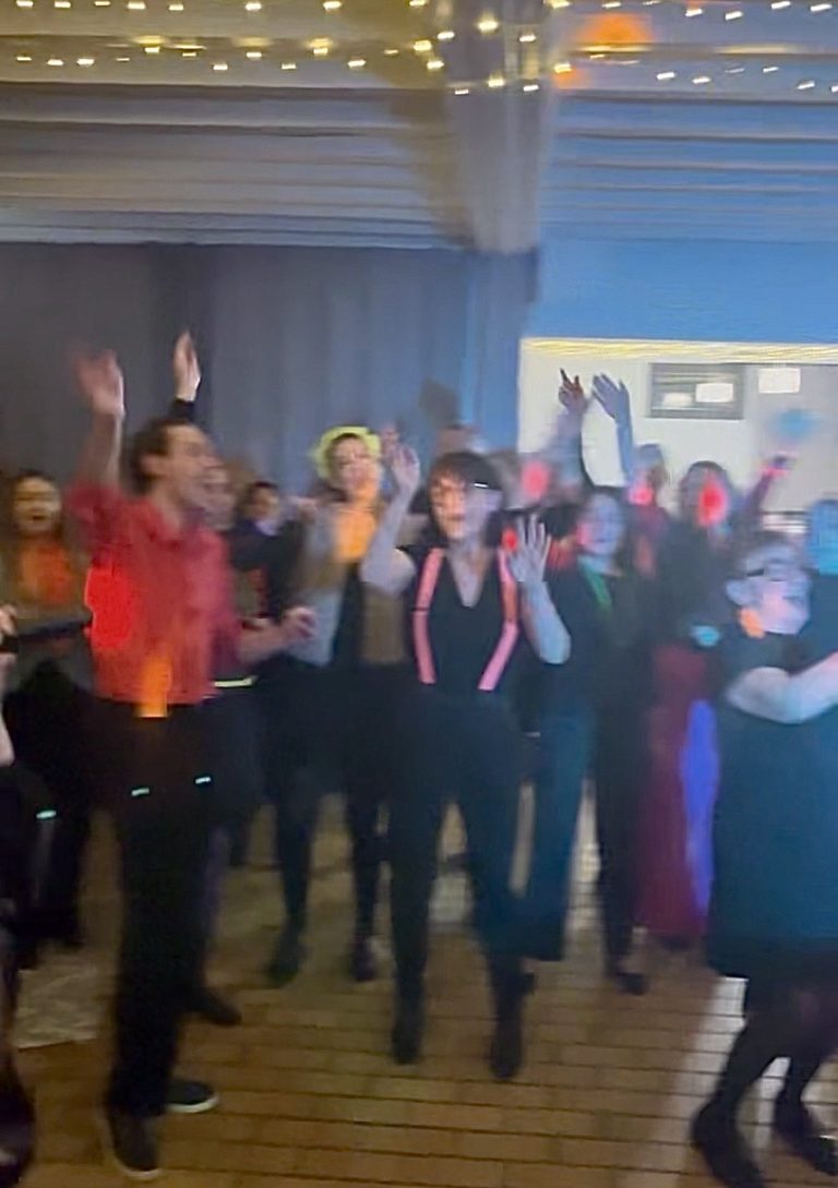 Invités qui dansent sur la piste lors d'une soirée DJ à Clermont-Ferrand