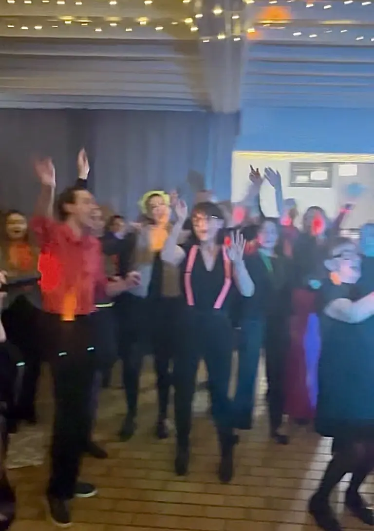 Invités sur la piste de danse