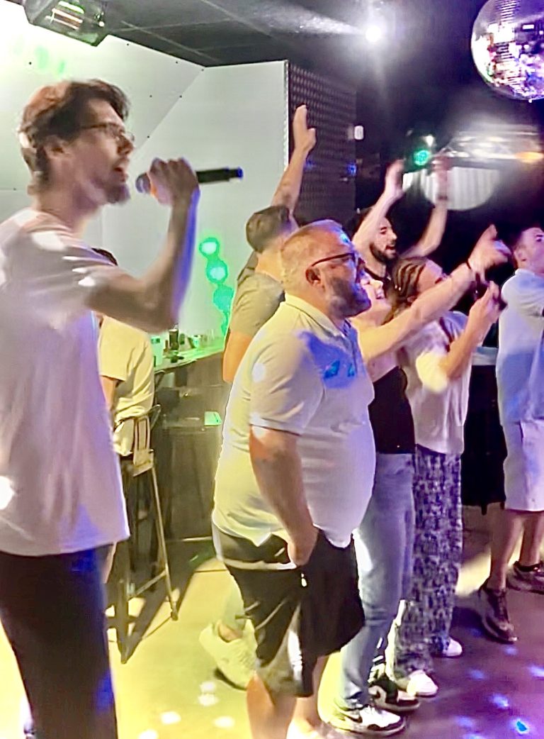 Invité qui chante au karaoké pendant une soirée animée par Stephevent63