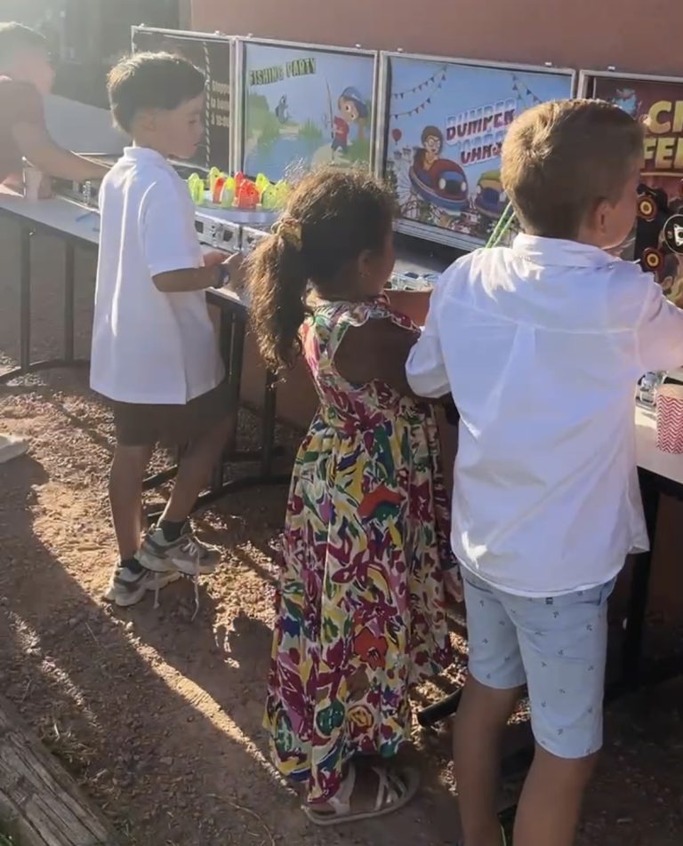 Enfants jouant aux jeux de kermesse