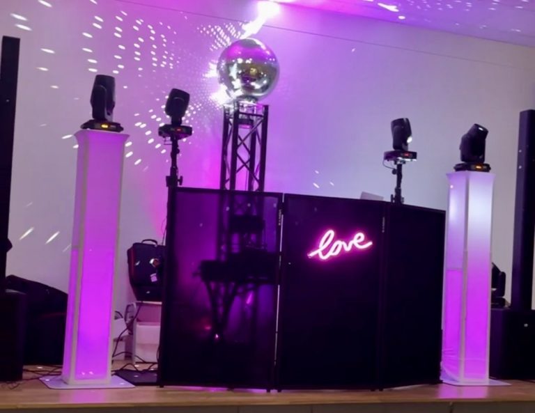 Stand DJ avec boule disco motorisée et jeux de lumières