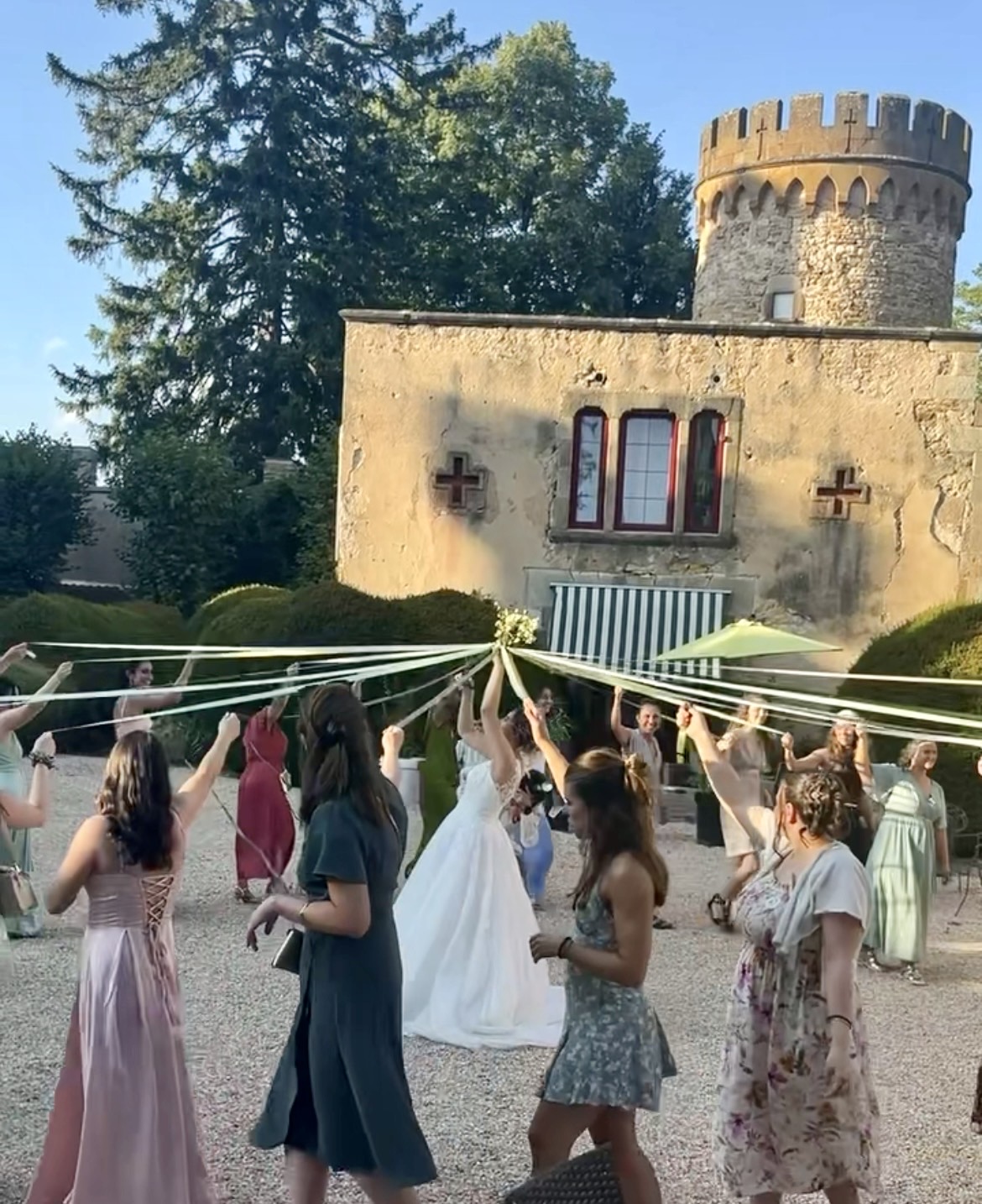 Jeu des rubans lors du mariage d'Emma et Lucas au Château de la Grange Fort