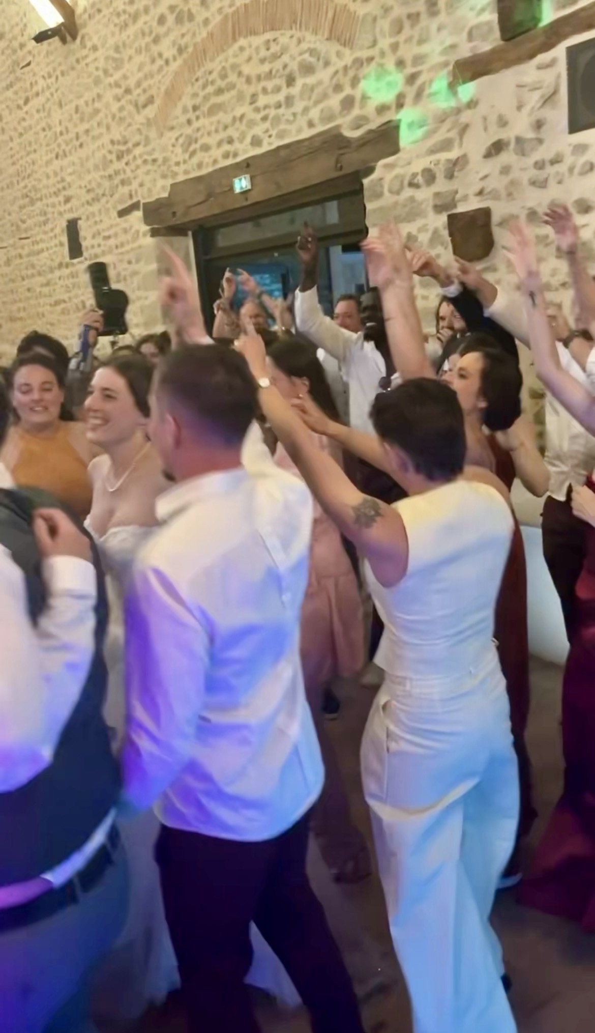 Piste de danse pleine avec les mariés et leurs invités au Château de la Reynerie