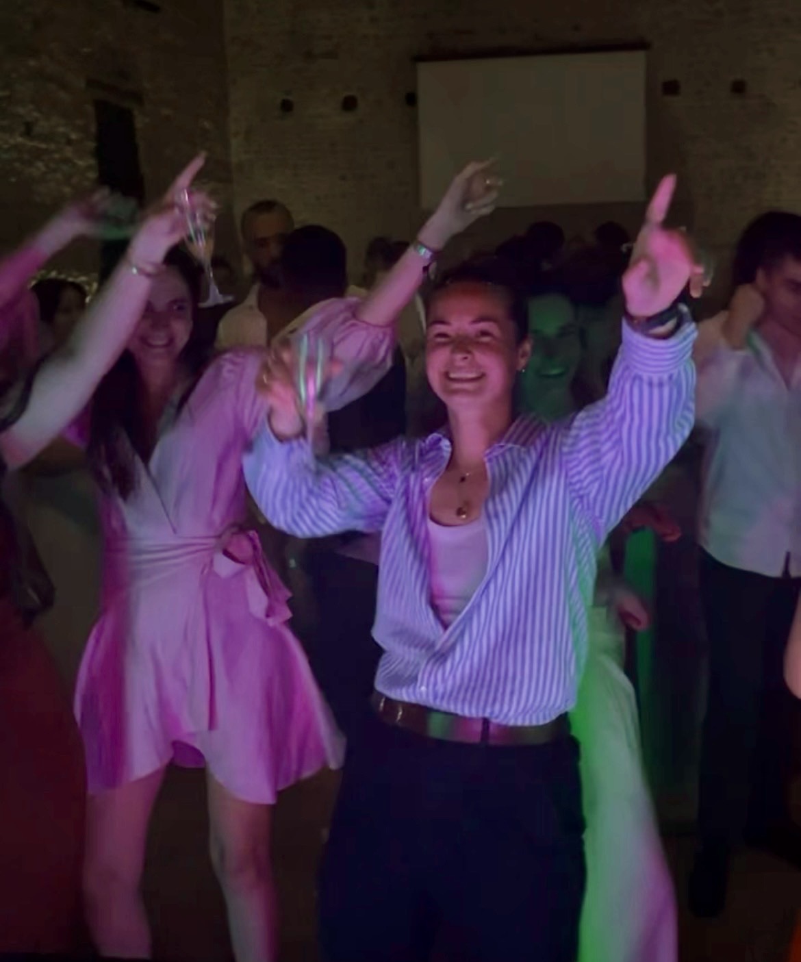 Invitées qui dansent bras levés pendant une soirée de mariage animée par DJ Stephevent63
