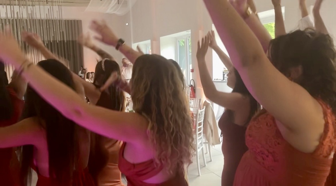 Invitées qui dansent bras levés lors d'une soirée de mariage au Pavillon Fani à Thiers