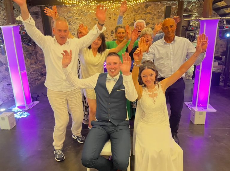 Mariés et invités sur la piste de danse au Château de Bourassol à Ménétrol