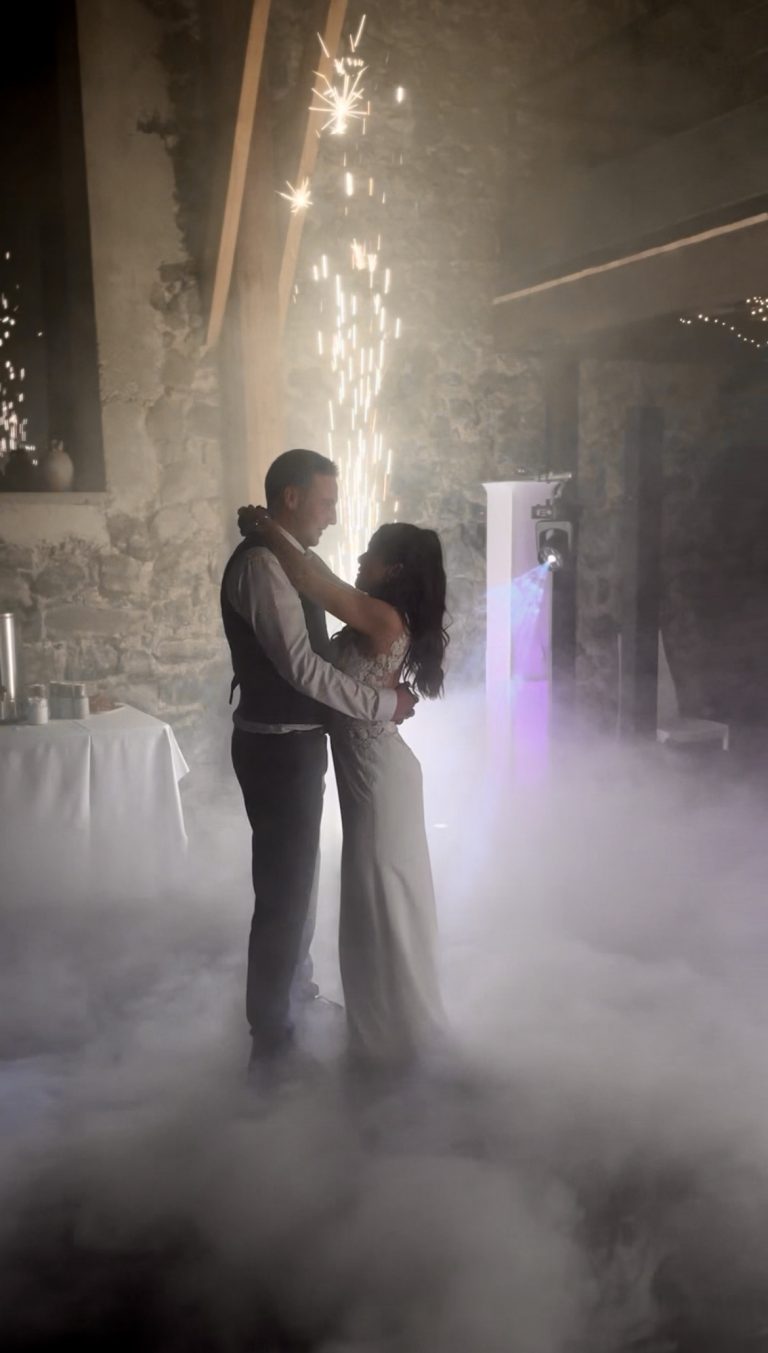 Première danse des mariés dans la fumée lourde avec étincelles froides au Château de Bourassol