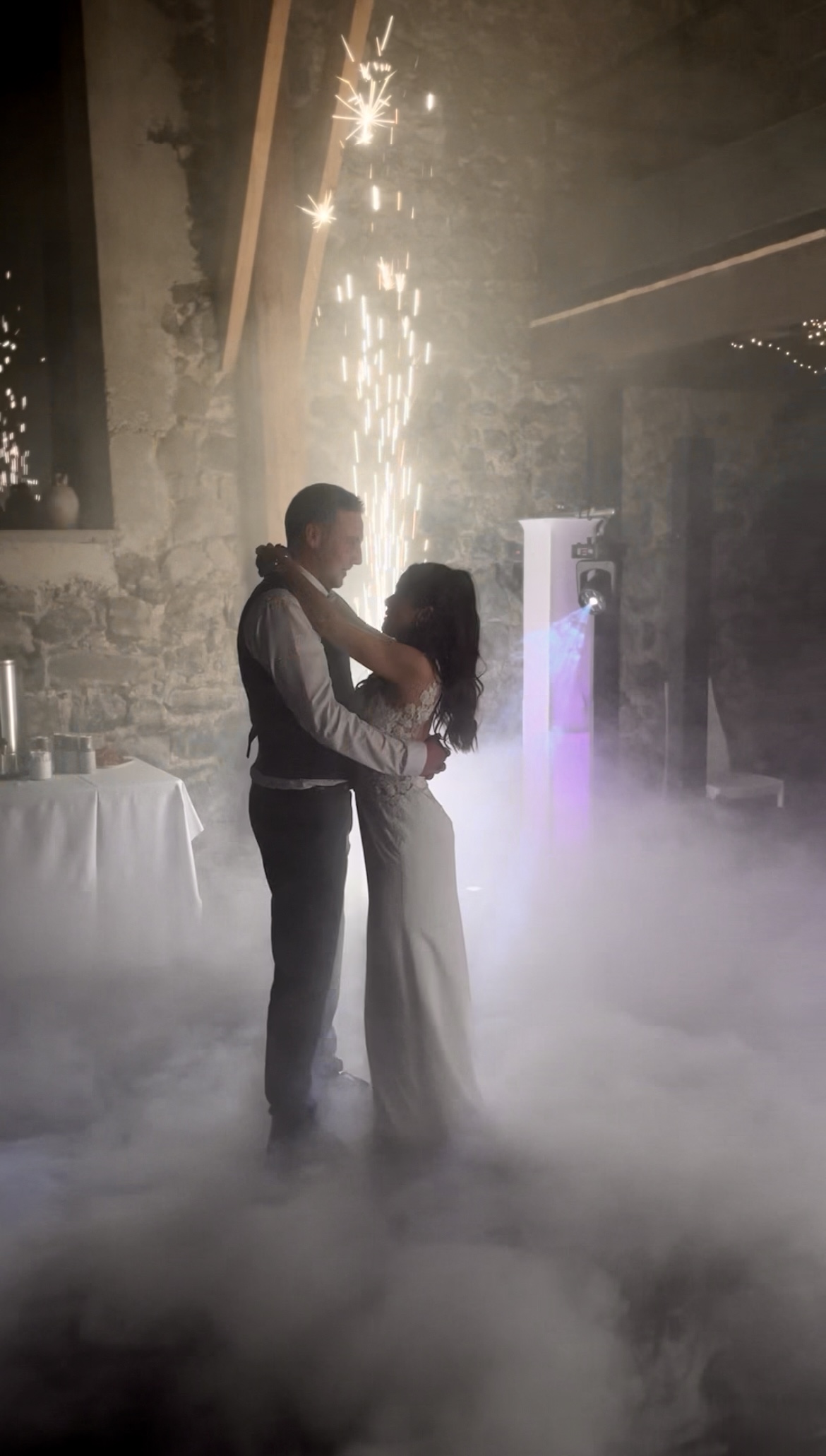 Première danse des mariés dans la fumée lourde avec étincelles froides au Château de Bourassol