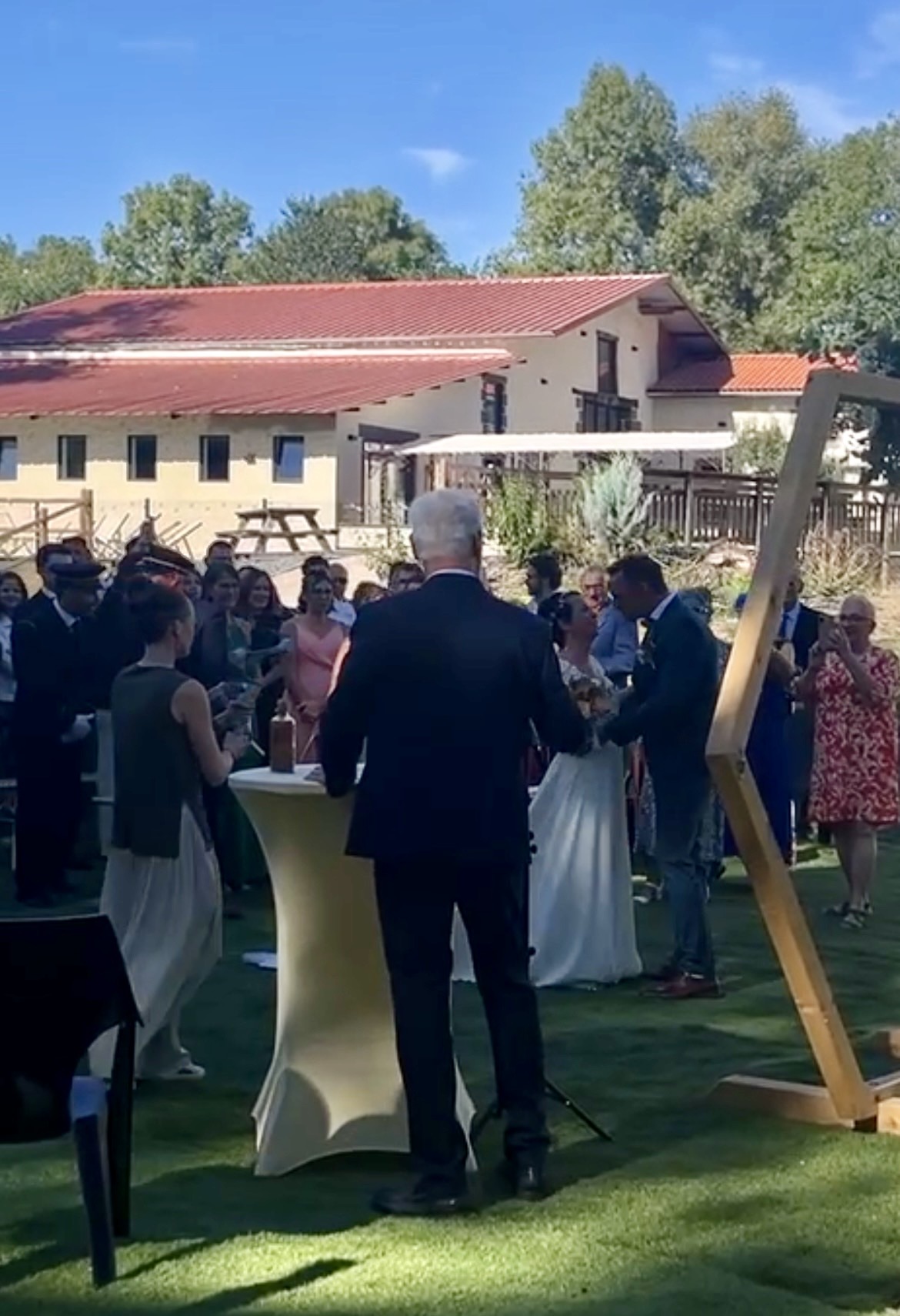 Cérémonie laïque en plein air au Gîte de la Borie à Saint-Ignat, sonorisée par Stephevent63