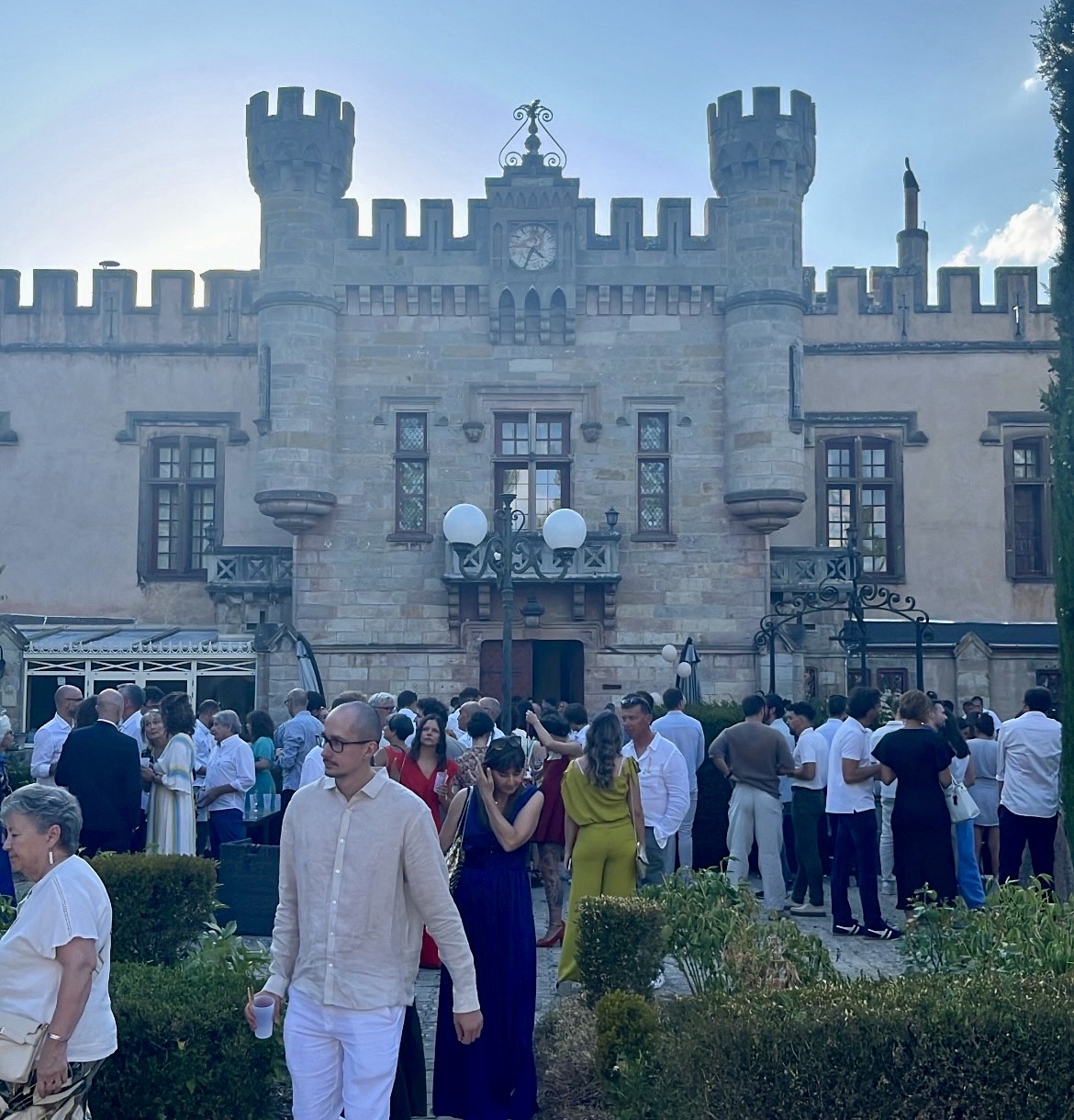 Vin d'honneur devant la façade du Château de la Grange Fort