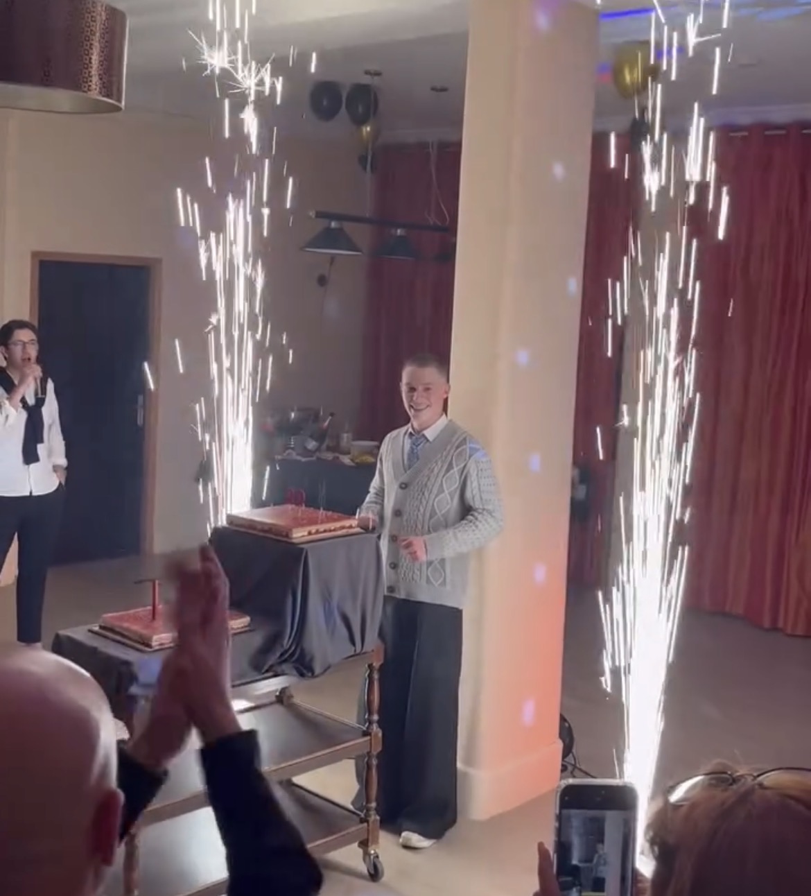 Arrivée du gâteau d'anniversaire entre deux fontaines d'étincelles froides au Mont-Dore