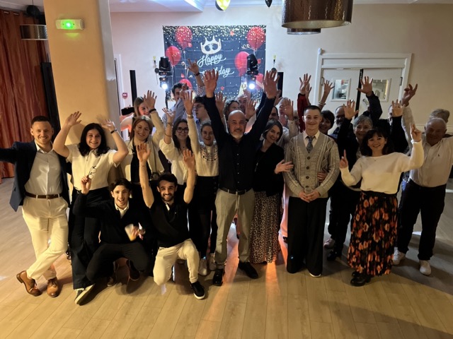 Photo de groupe des invités sur la piste de danse lors d'un anniversaire au Mont-Dore