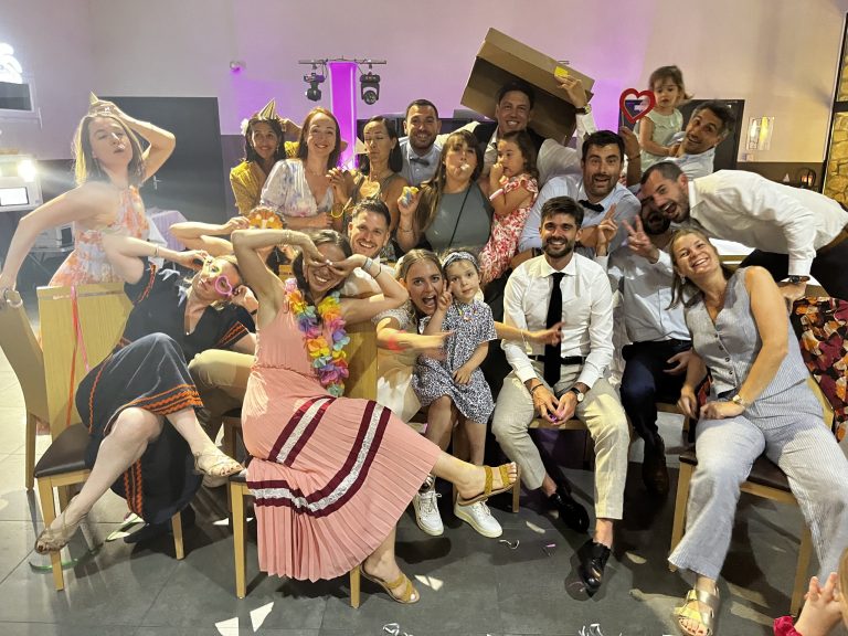 Photo Live : photo de groupe des mariés et de leurs invités affichée en direct sur grand écran