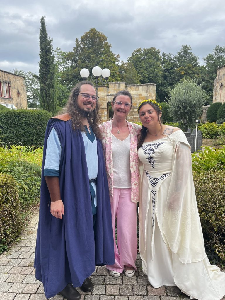 Stéphanie, DJ Stephevent63, avec les mariés Manon et Nathanaël en tenues médiévales au Château de la Grange Fort