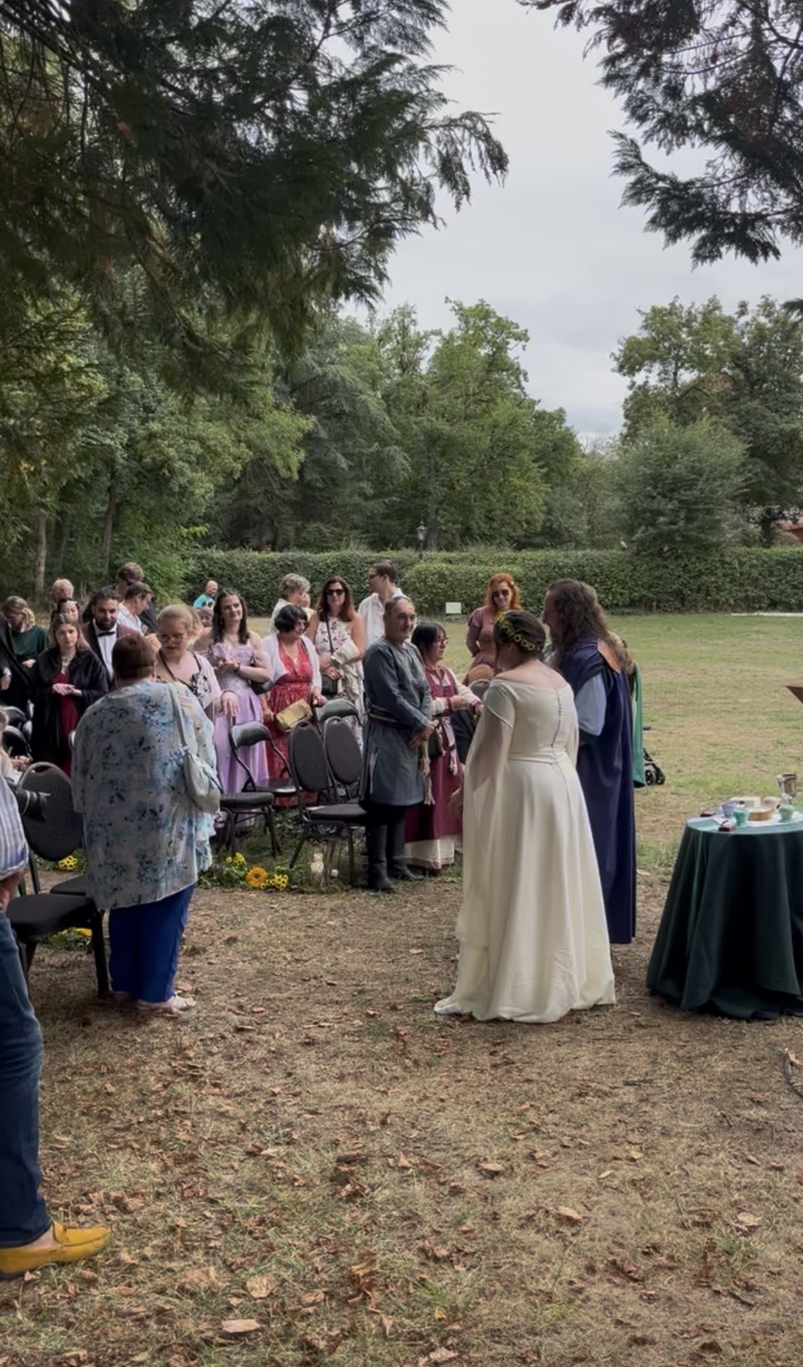 Cérémonie laïque en plein air dans le parc du Château de la Grange Fort, mariés et invités en tenues médiévales