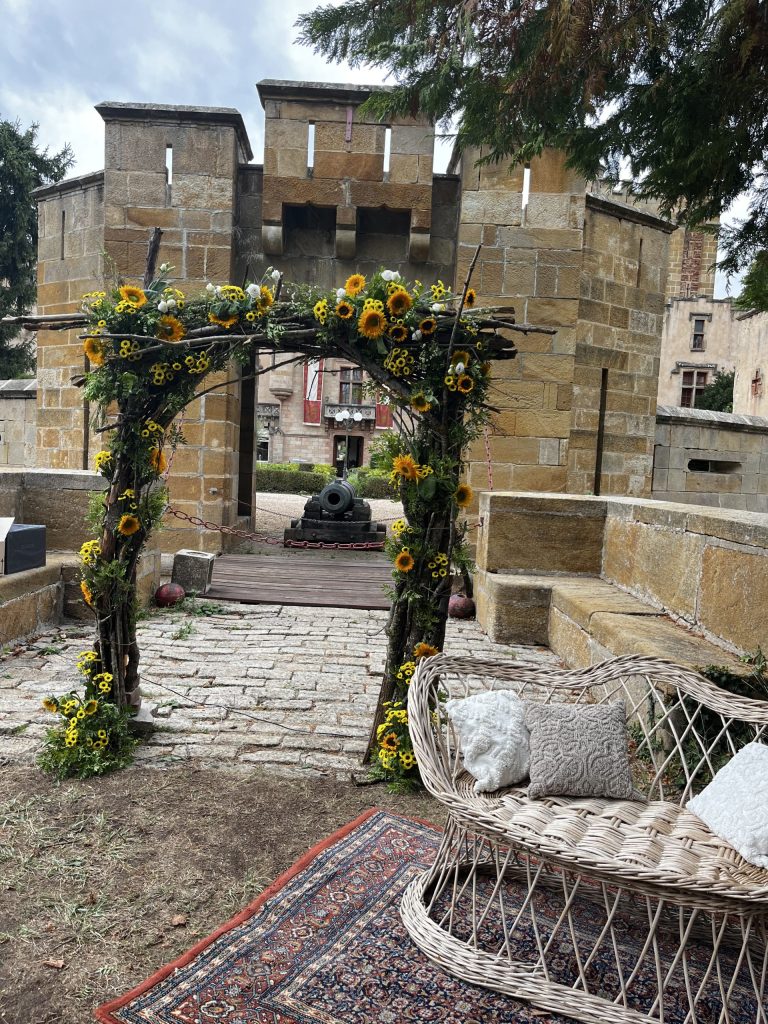 Arche fleurie de tournesols devant la porte fortifiée du Château de la Grange Fort