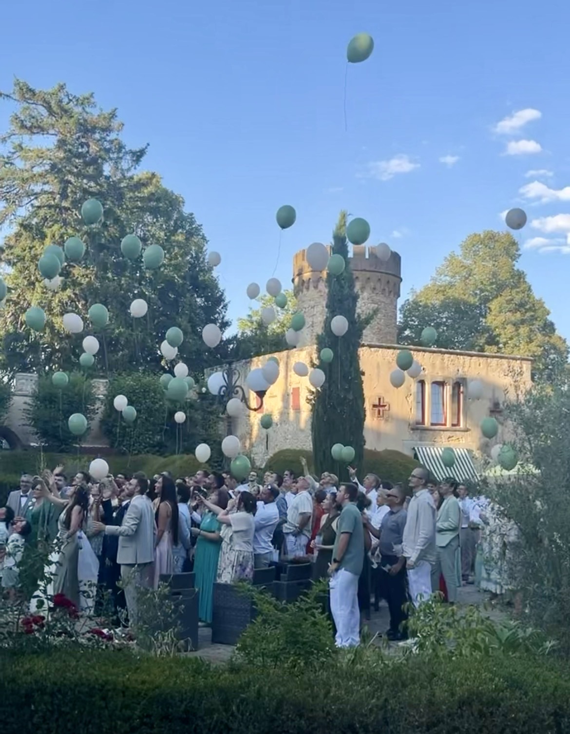 Lâcher de ballons lors du mariage d'Emma et Lucas au Château de la Grange Fort