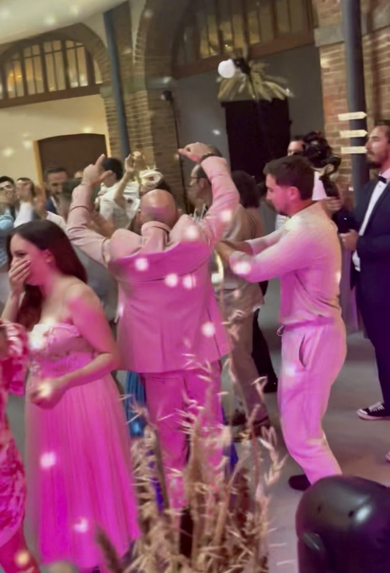 Invités en fête sur la piste de danse lors du mariage de Loïc et Marco au Château de la Grange Fort