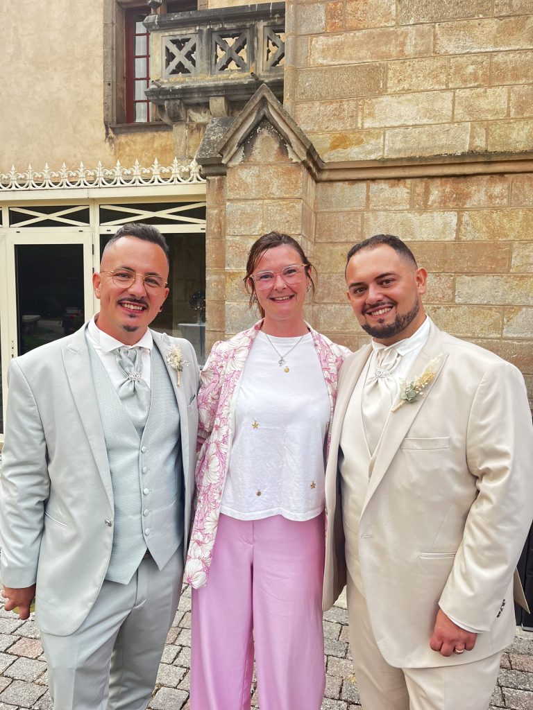 Stéphanie, DJ Stephevent63, avec les mariés Loïc et Marco dans la cour du Château de la Grange Fort