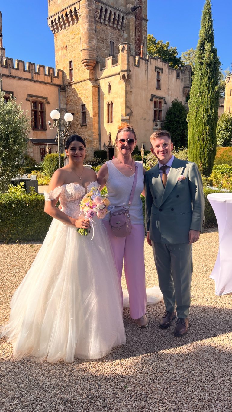 Stéphanie, DJ Stephevent63, avec les mariés Héloïse et Arnaud devant le Château de la Grange Fort