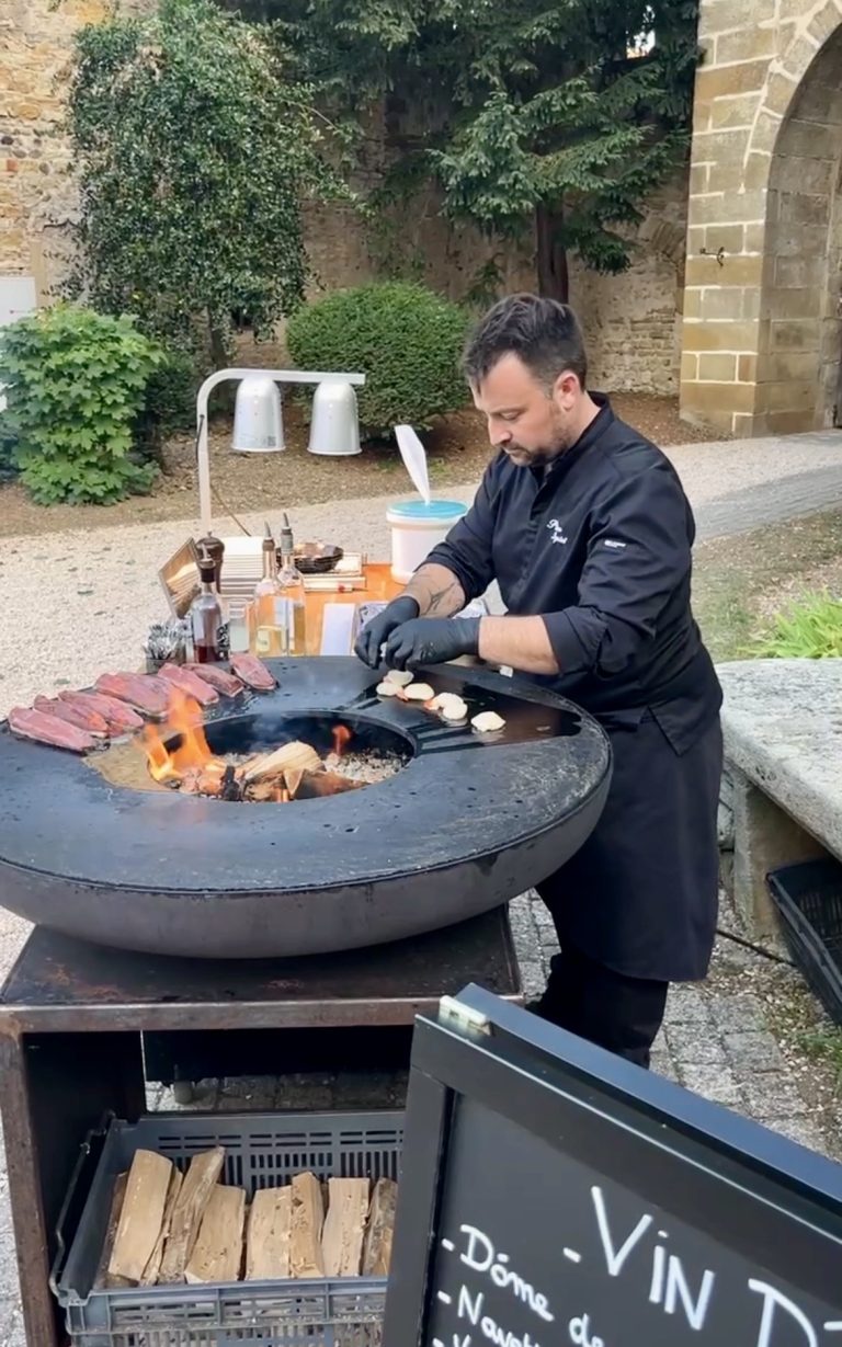 Le chef de la Maison Supiot cuisine au brasero pendant le vin d'honneur au Château de la Grange Fort