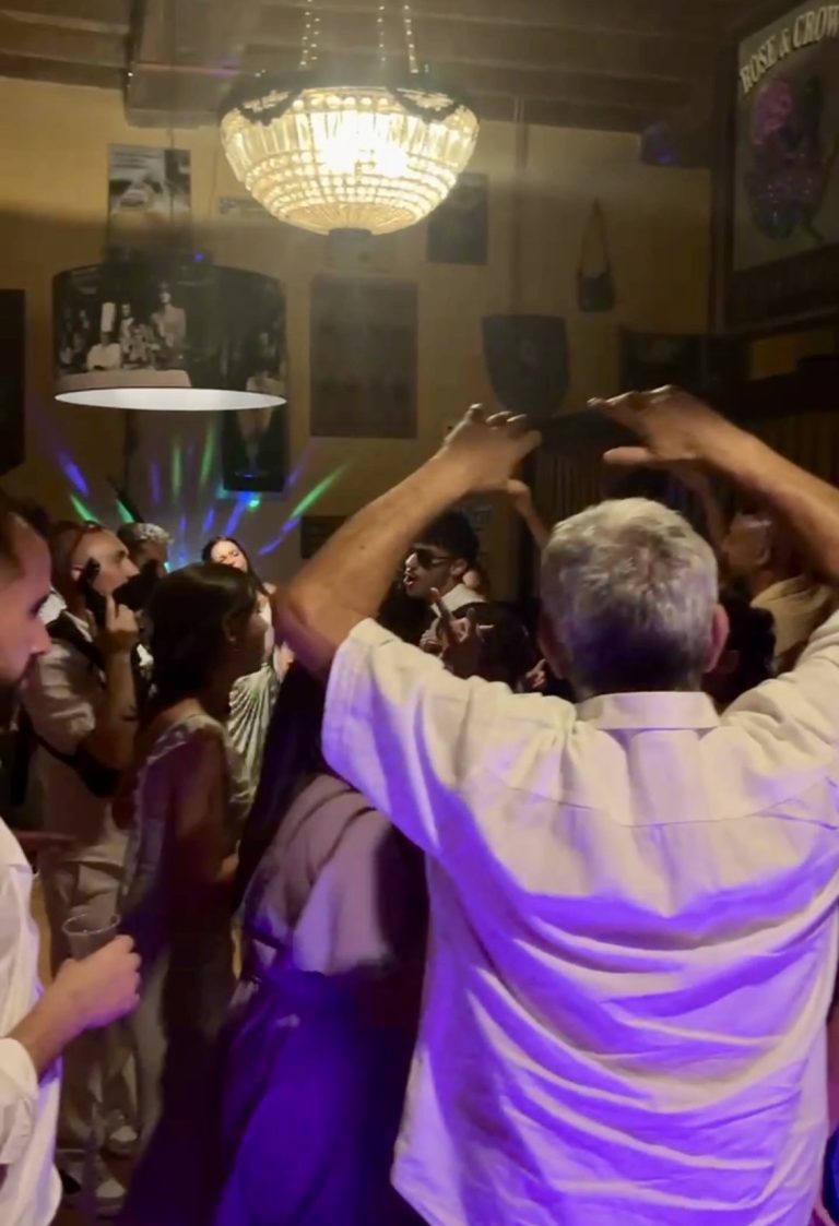 Piste de danse improvisée dans le pub du Château de la Grange Fort