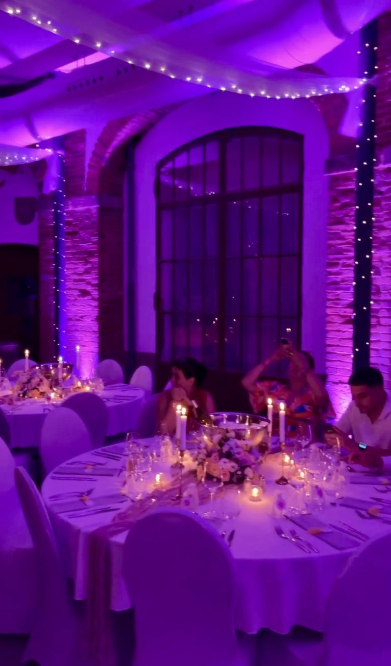 Salle de réception du Château de la Grange Fort aux murs habillés de lumière mauve par Stephevent63