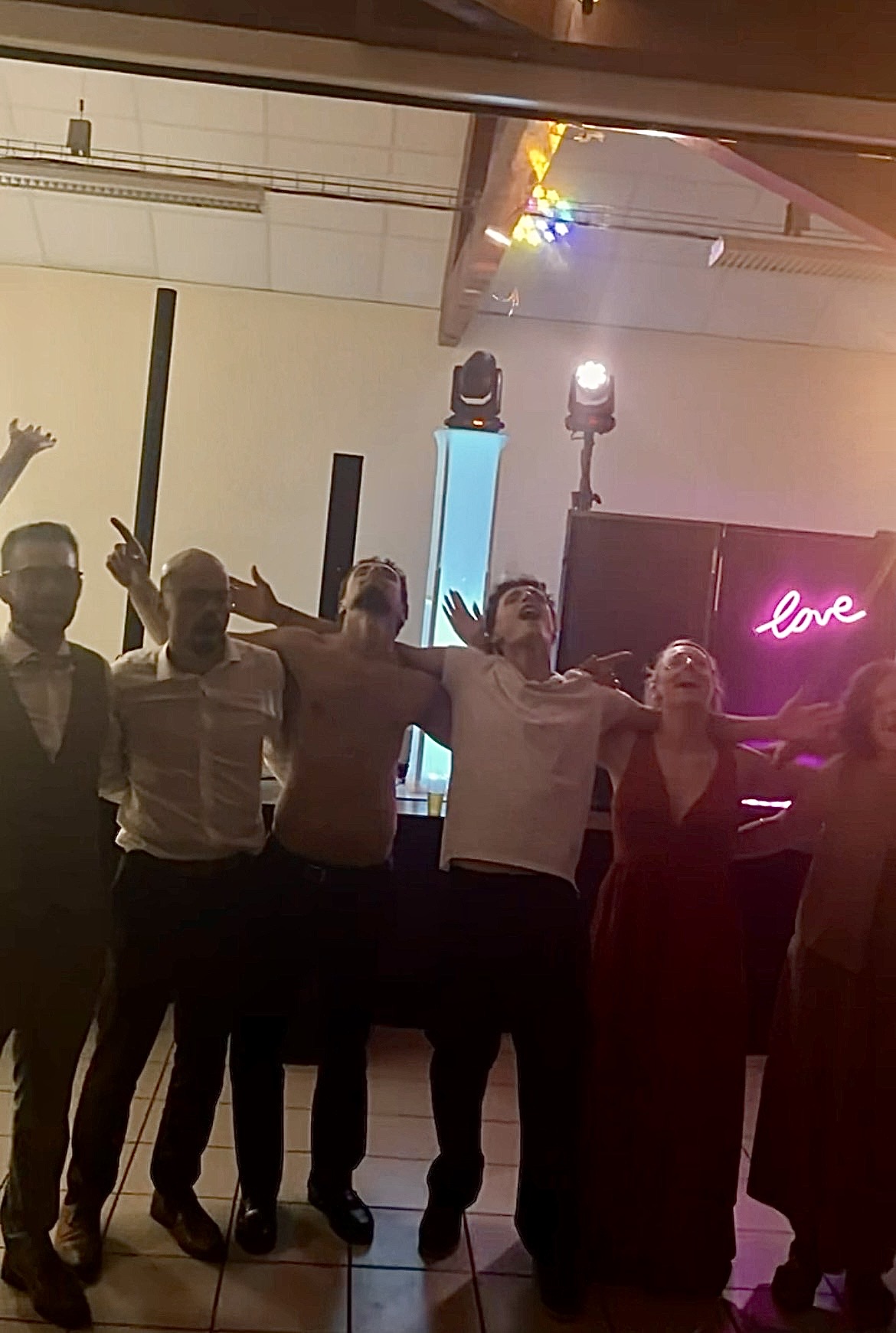 Lyres et jeux de lumière au-dessus des invités pendant une soirée de mariage à Yronde-et-Buron